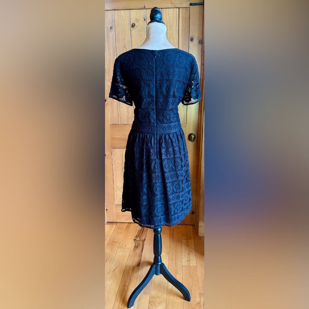 LOFT Classic Black Lace Short Sleeve Lined Dress (10) - Picture 5 of 17